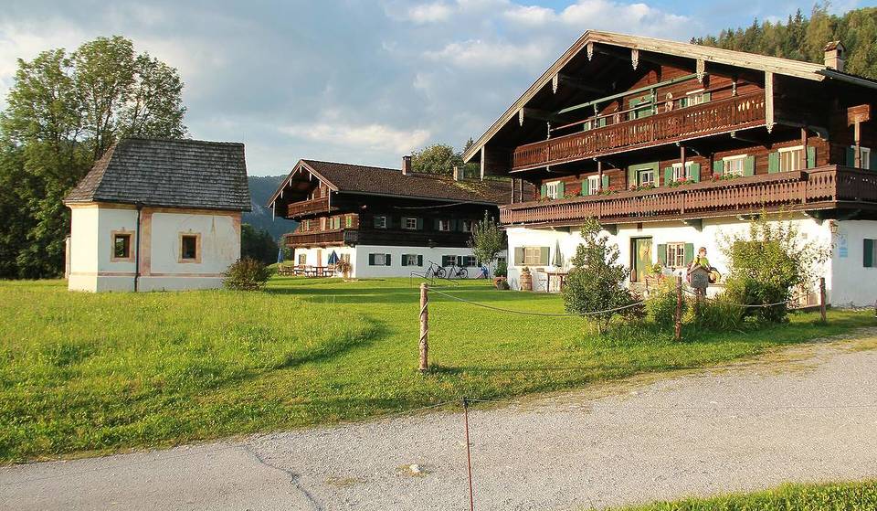 Nur 80 Minuten von München liegt seit über 2.500 Jahren eines der ältesten Bergbauernhöfte Bayerns, das eine preisgekrönte Kapelle mit detailverliebten Fresken und Rokokoaltar beherbergt