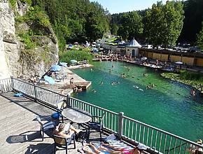 Etwa 2,5 Stunden von München lädt euch dieses Naturbad vor einer 70 Meter hohen Felswand zu seinem 100. Geburtstag ein mit großem Fest, kostenlosen Konzerten, Flohmarkt und mehr