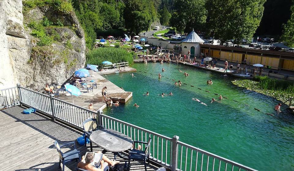 Etwa 2,5 Stunden von München lädt euch dieses Naturbad vor einer 70 Meter hohen Felswand zu seinem 100. Geburtstag ein mit großem Fest, kostenlosen Konzerten, Flohmarkt und mehr
