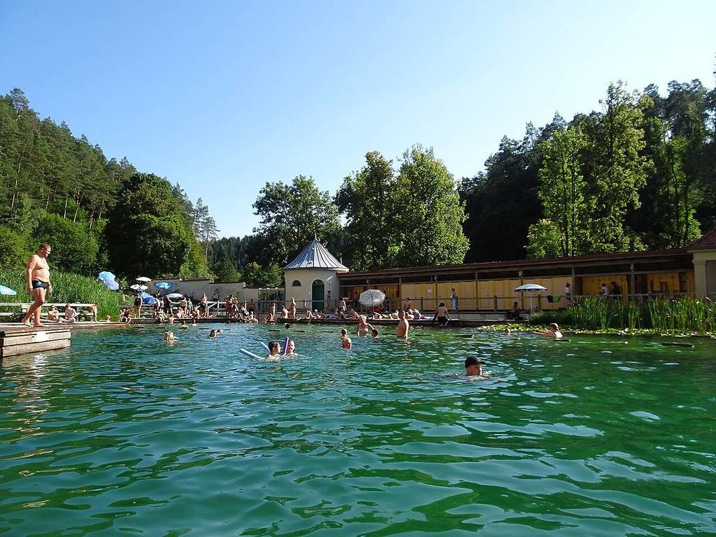 schwimmbecken im felsenbad