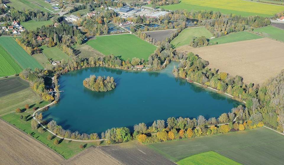 Nur 40 Minuten von München befindet sich ein romantischer Badesee mit einer 3.500 m² großen Insel, auf der Wildgänse brüten