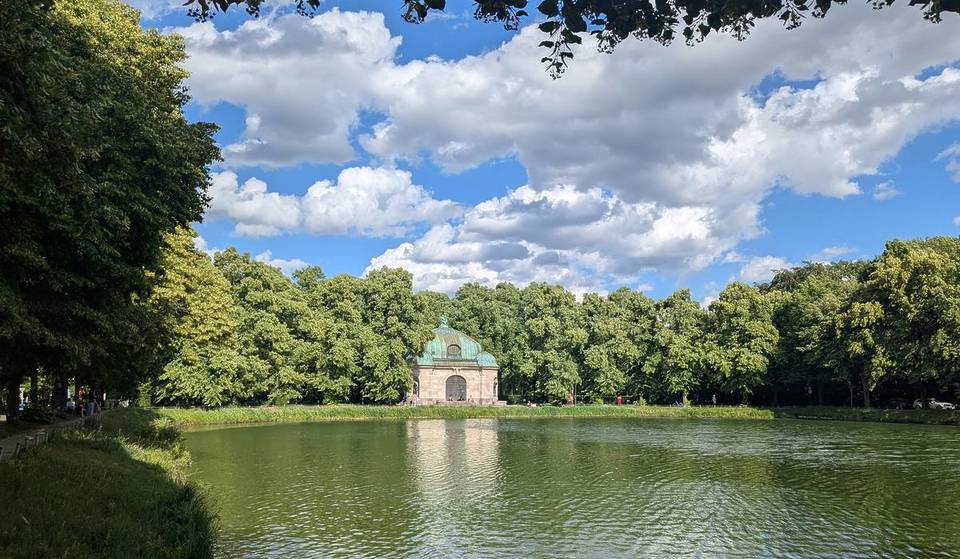 Im Münchner Westen entdeckt ihr am Rande diesen kleinen Parks einen imposanten, tempelartigen Barockbrunnen, den selbst Einheimische nicht kennen