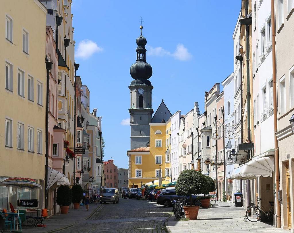 haupstraße mit pfarrkirche in trostberg