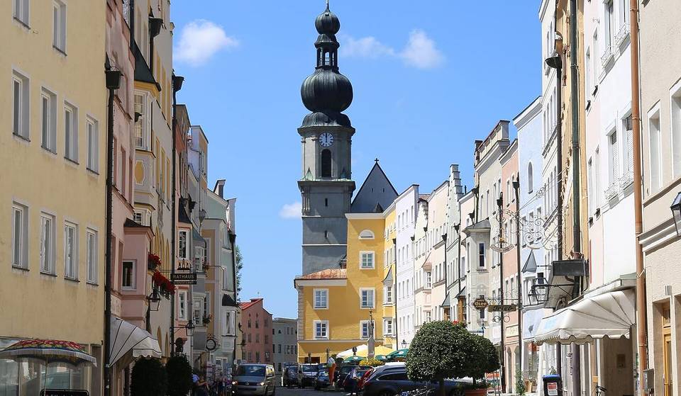 Nur 90 Minuten von München liegt diese idyllische Kleinstadt, deren lange Häuserzeilen im Inn-Salzach-Stil an eine Orgel erinnern und die vor allem im Sommer einen Ausflug wert ist