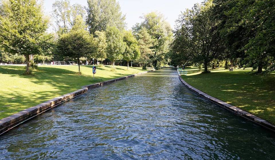 In the south of Munich lies a unique natural swimming area where you can float along a 400-meter-long Isar canal and swim in emerald-green, chlorine-free water