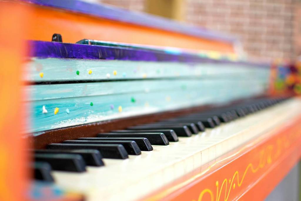 close up der tastatur eines bunten klaviers