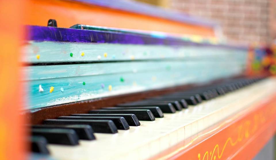„Spiel mich!“: Warum derzeit 11 bunte Klaviere in ganz München verteilt stehen