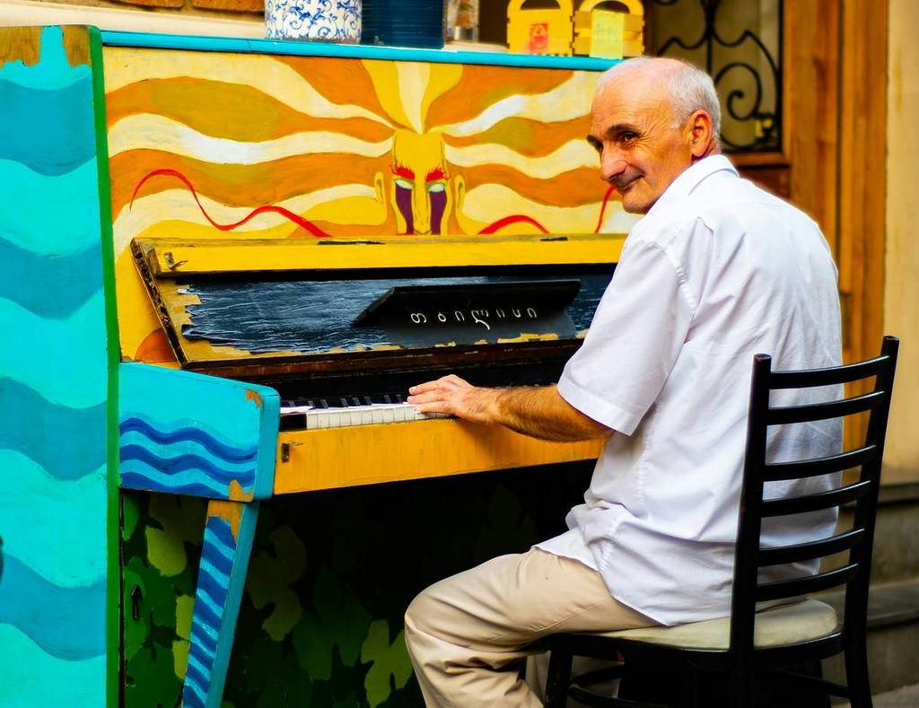 mann spielt ein buntes klavier