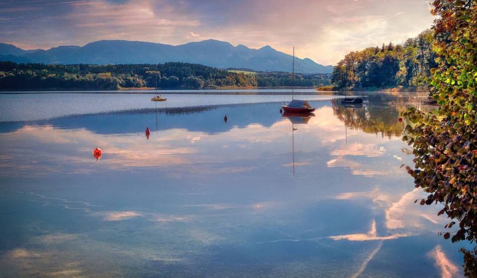 Just 70 minutes from Munich, nestled in a 420 km² basin, lies the “small, unknown brother of Lake Chiemsee,” whose tranquil shores remain almost untouched