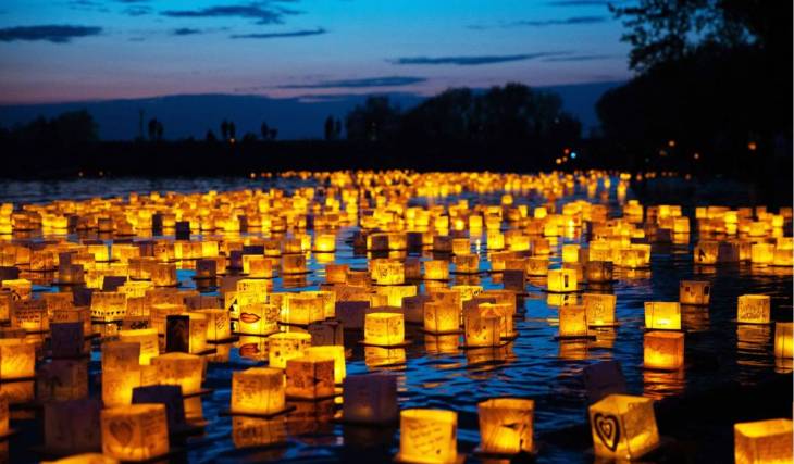 Only this weekend, hundreds of glowing water lanterns will float across the lake right in the heart of Munich. This incredibly romantic festival takes place in one of the city’s most beautiful parks