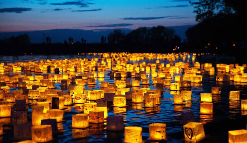 Nur 30 Minuten vom Marienplatz sorgt Münchens romantischstes Festival für Gänsehaut: Hunderte leuchtende Wasser-Laternen treiben in einem der schönsten Parks Münchens über den See