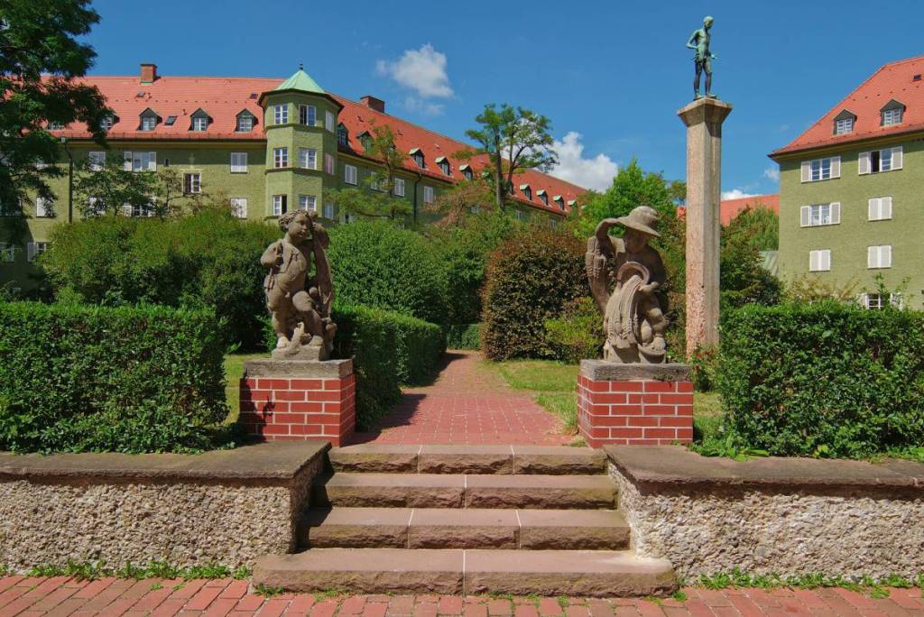 skulpturen im innenhof der borstei