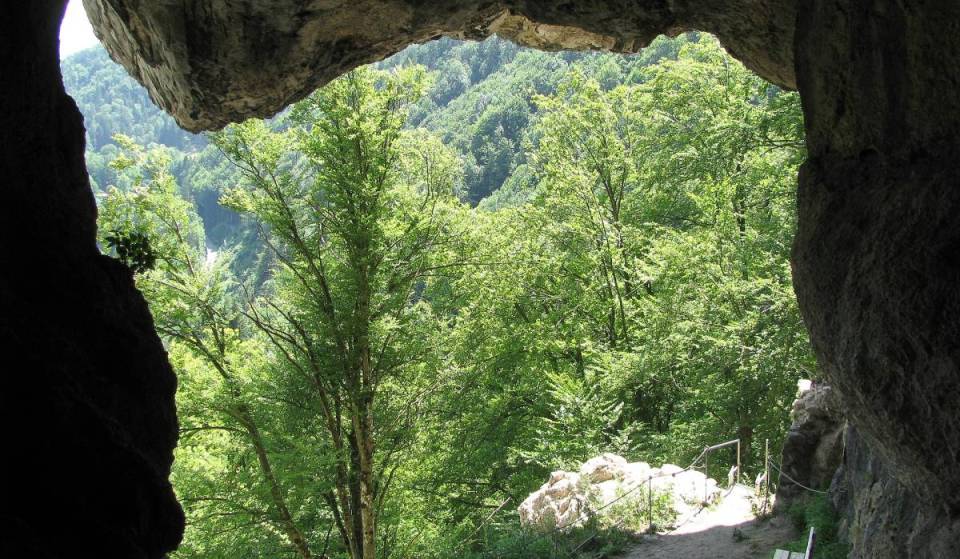 Nur eine Stunde von München entdeckt ihr in 640 Metern Höhe eine ehemalige Höhlenburg im Fels, die ihr nur über eine Leiter betreten könnt und um die sich eine alte Sage rankt