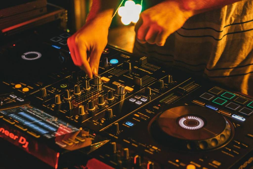 person bedient dj pult