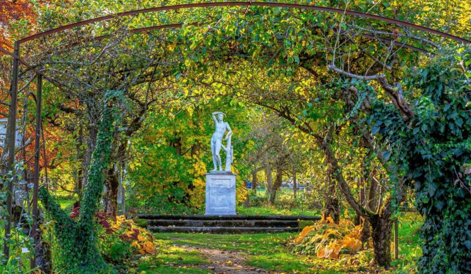 Nur eine Stunde von München erstreckt sich auf 18 Hektar ein herrlicher Englischer Garten, in dem ihr auf verschlungen Pfaden zwischen Skulpturen, Brunnen und Bäumen wandelt