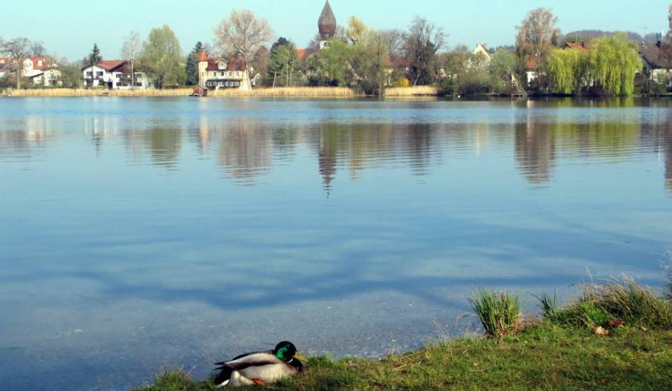 Nur 30 Minuten von München liegt inmitten dieser Gemeinde ein herzförmiger See, der mit seinen 17 Hektar der kleinste des Fünfseenlands ist und in dessen Mitte eine Fontäne sprudelt