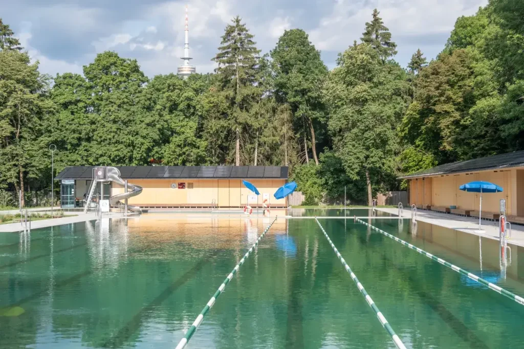 schwimmbecken mit rutsche in der georgenschwaige