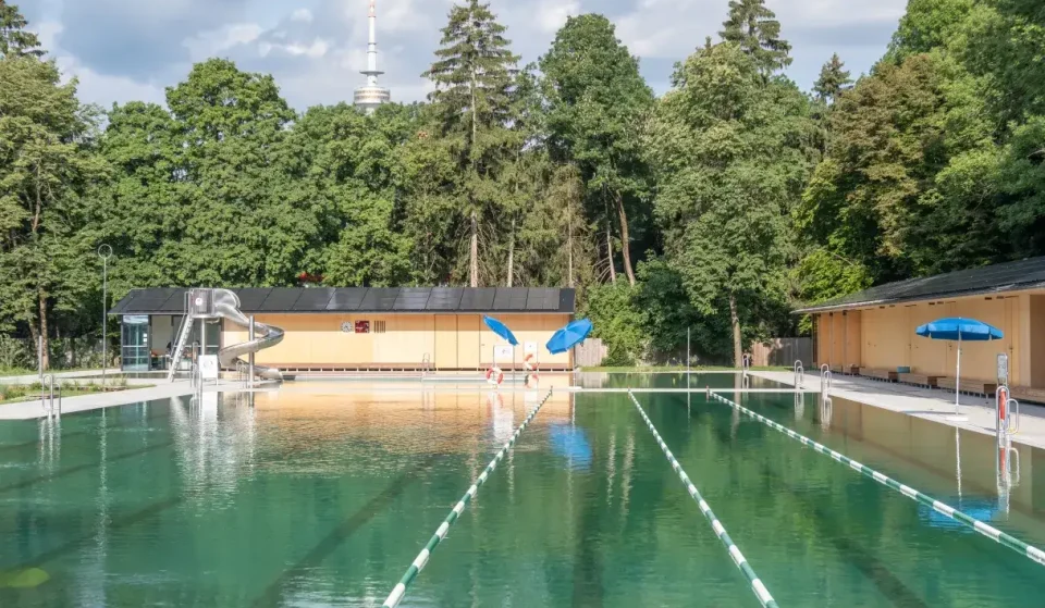 Munich’s newest natural swimming pool: This family-friendly facility with 2 slides and 3 swimming pools kicked off its second chlorine-free season this year