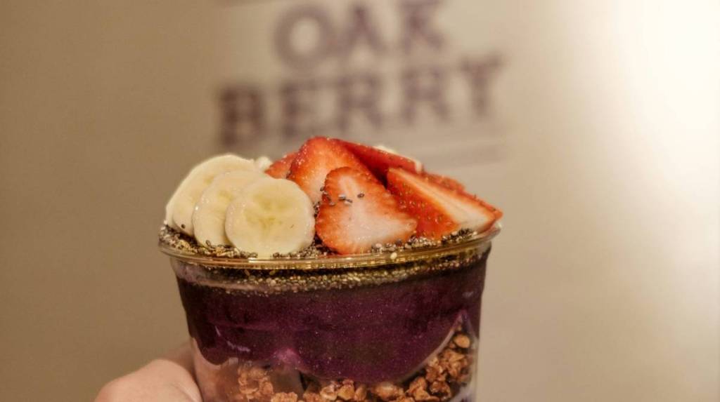 oakberry bowl mit logo im hintergrund