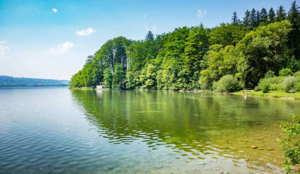 Nur 50 Minuten von München liegt ihr der kleine Bruder des Walchensees: Ein echtes Wassersportparadies an einem 66 Meter tiefen Badesee, das zum Klettern, Surfen und Segeln einlädt