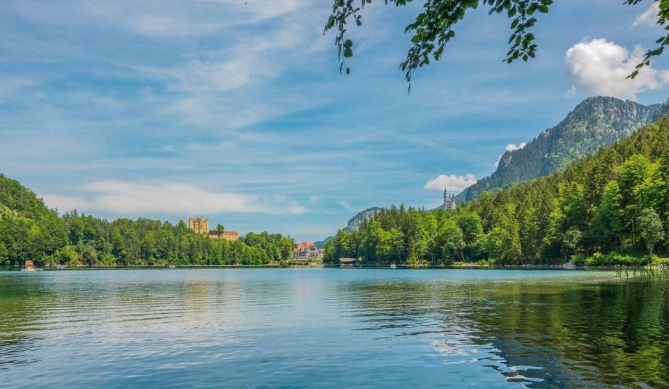 Etwa 2 Stunden von München schwimmt ihr wie einst schon König Ludwig II. durch einen der saubersten Seen Deutschlands mit Blick auf seine beiden prächtigen Schlösser