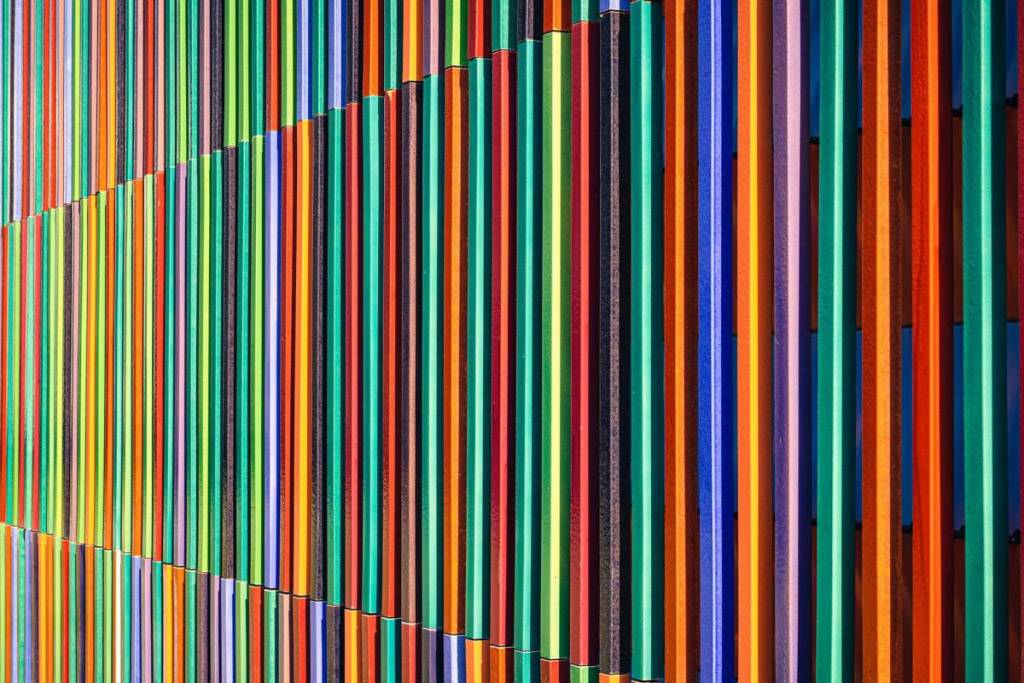 bunte stäbe an der fassade des brandhorsts
