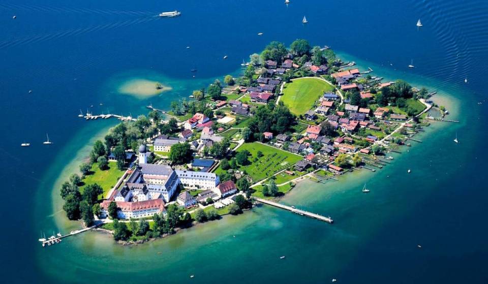 1 Stunde vor München findet ihr auf dieser idyllischen Insel das älteste noch existierende bayerische Kloster, das fast 400 Jahre vor München (gegr. 1158) gegründet wurde!