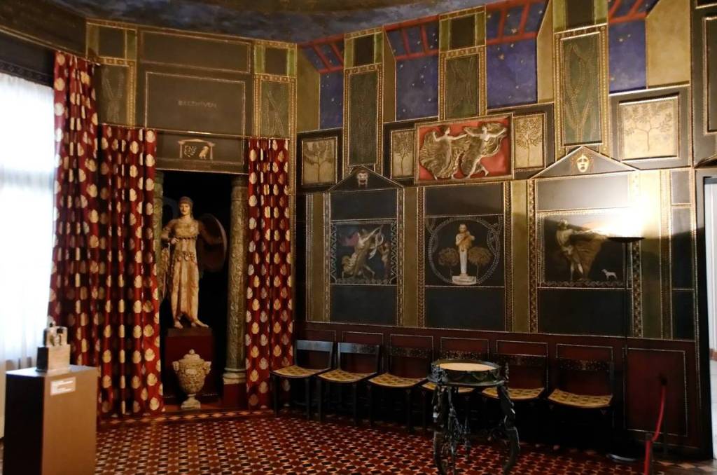 prunkvoller raum im inneren
der villa stuck