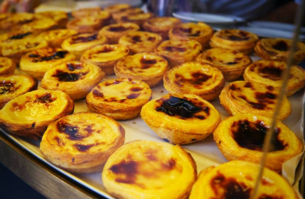 pasteis de nata auf einem blech