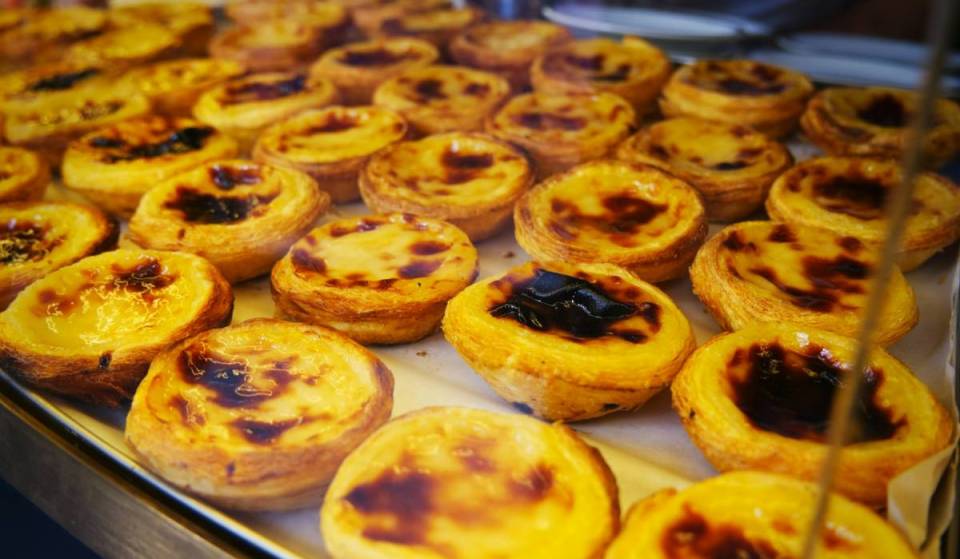 “A Little Piece of Lisbon” in Munich: A former engineer has opened this café with a glass-walled bakery and freshly baked Pastéis de Nata for just €3.40