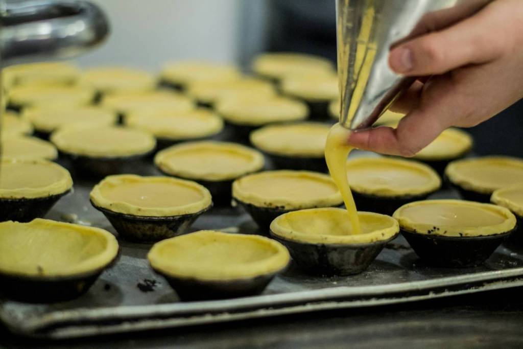 pasteis de nata werden befüllt