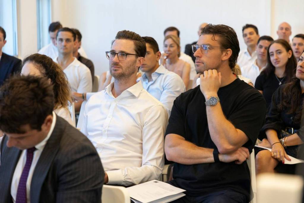 fachbesucher auf einer konferenz