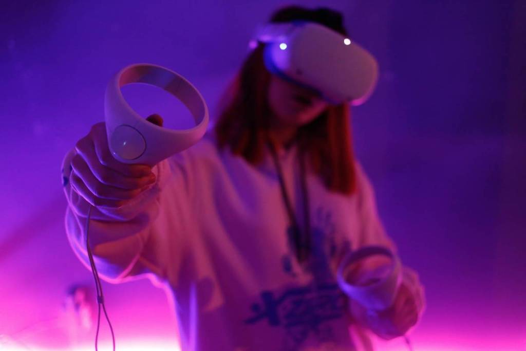 frau mit vr headset