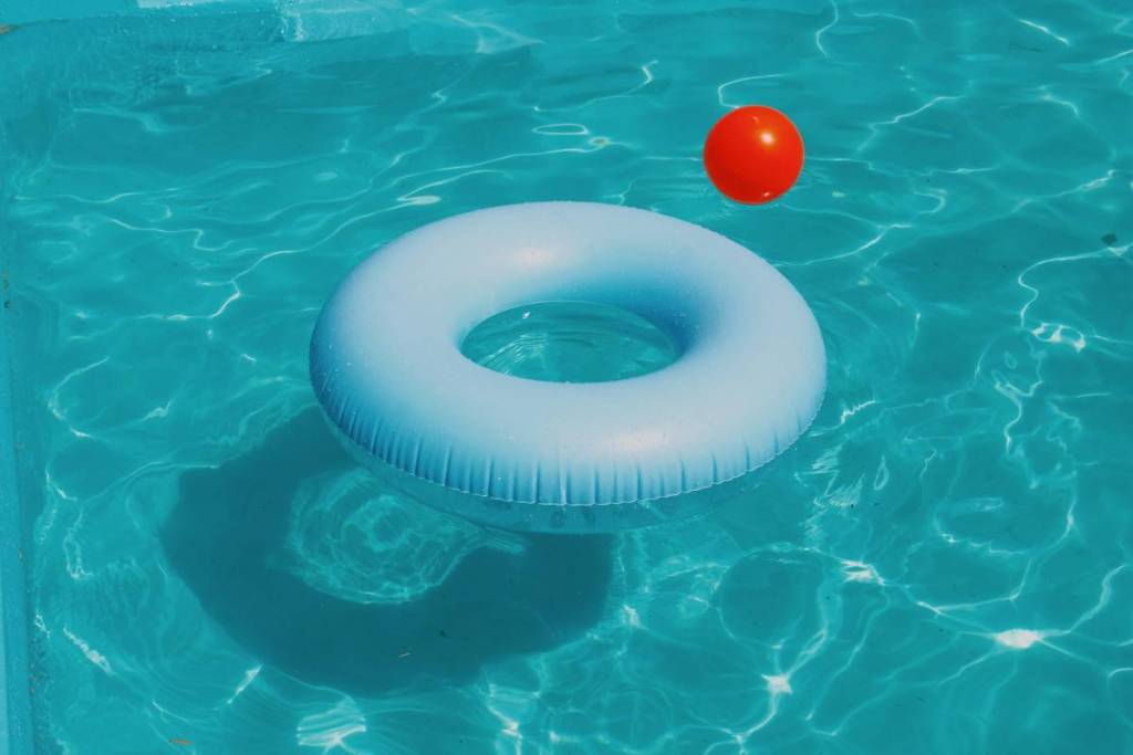 schwimmring und wasserball im pool