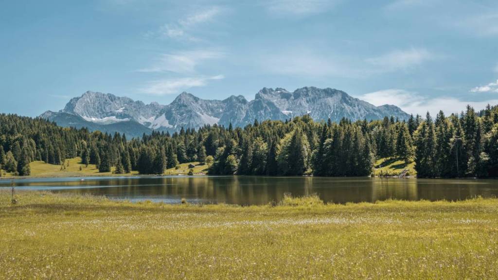 Geroldsee with a mountain panorama