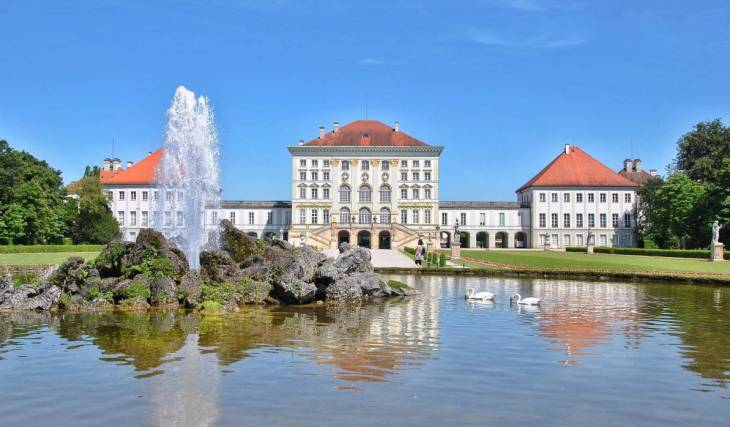 Mitten im Nymphenburger Schlosspark verbirgt sich eine 300 Jahre alte Klause mit bewusst ruinöser Fassade, die im Inneren eine prächtige Grottenkapelle beherbergt und noch heute als Wallfahrtsort dient