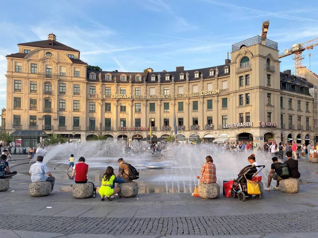 Gloria Palast on Karlsplatz, behind the fountains