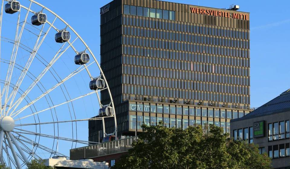 In the Werksviertel, you can enjoy your sundowners both indoors and outdoors at Munich’s highest bar, looking out from the 25th floor over the city and all the way to the Alps