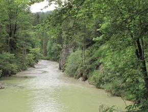 Knapp 2 Stunden von München wandert ihr vorbei an einer Höhle mit Wasserfall und einem 50 Tonnen schweren Felsen zu dieser naturbelassenen Klamm abseits der Massen
