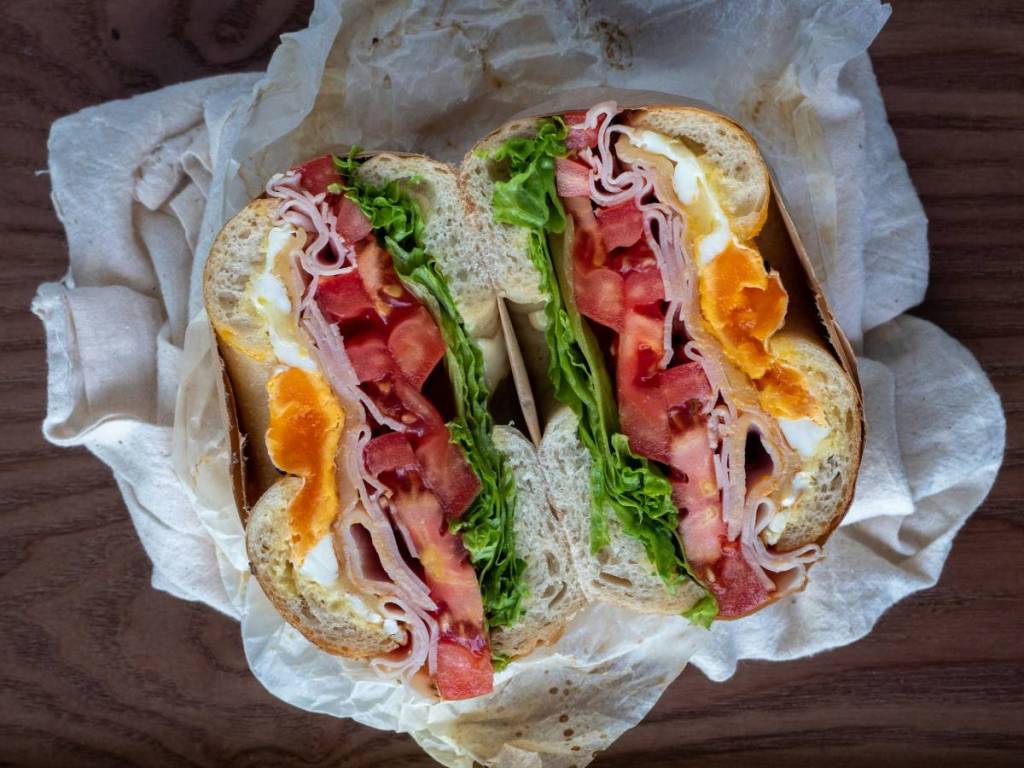 aufgeschnittener bagel mit belag