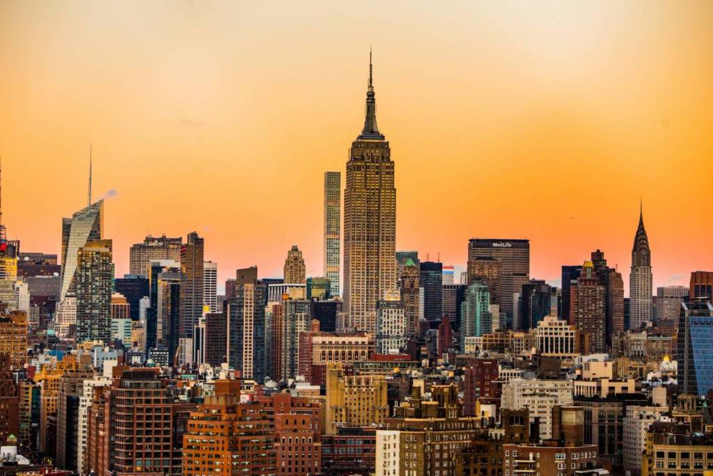 skyline von manhatten im abendrot