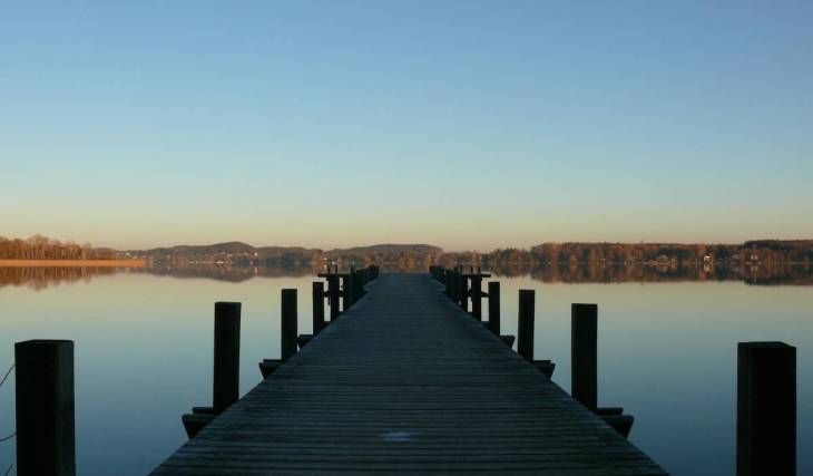 Nur 30 Minuten von München badet ihr in einem See mit einer sagenumwobenen Insel, auf der sich ein über 250 Jahre altes Sommerschloss befindet