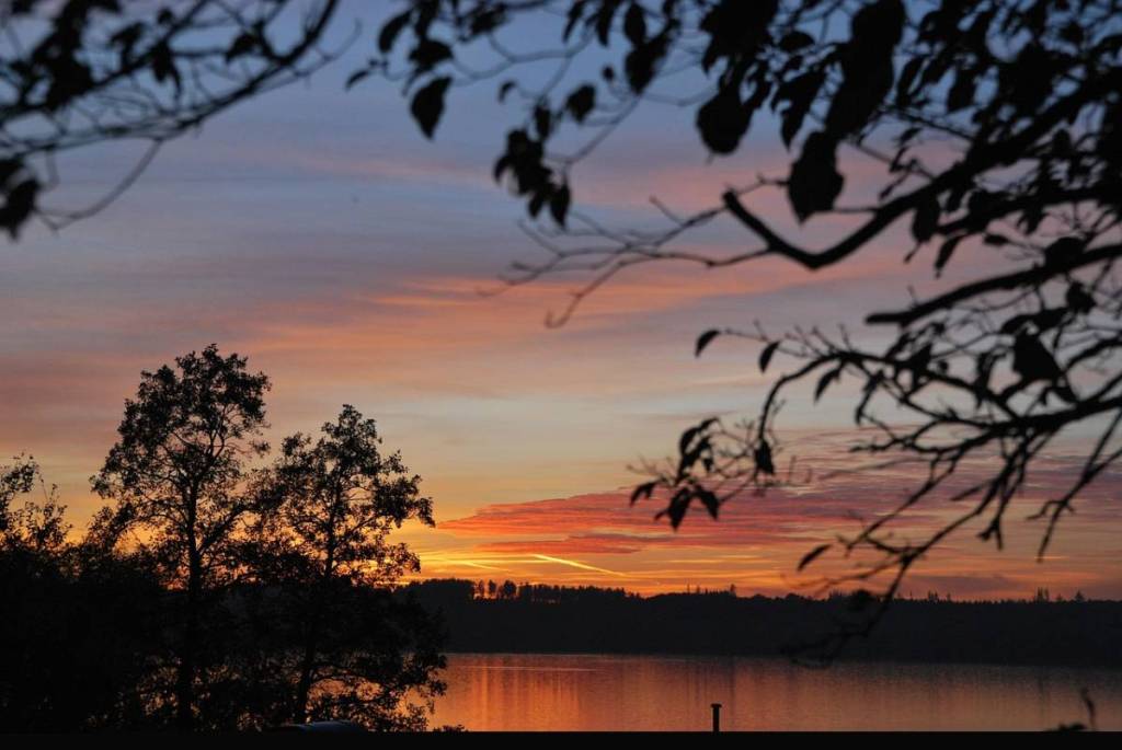 sonnenuntergang über dem wörthsee