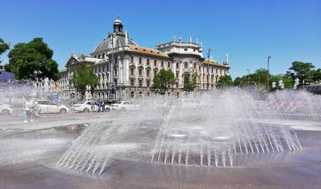 Fountain at Stachus in front of the Palace of Justice