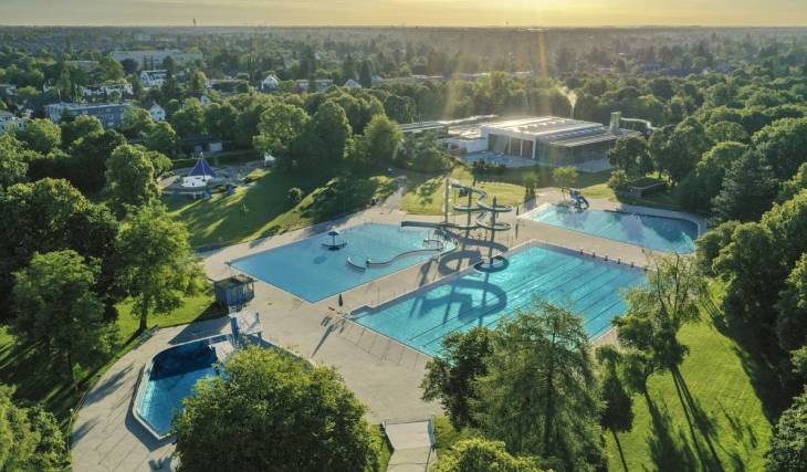 Verbringt vergnügte Sommertage in Münchens größtem Freibad mit 64 Meter langer Rutsche, Sprungtürmen und der einzigen Erd-Loft-Sauna der Stadt
