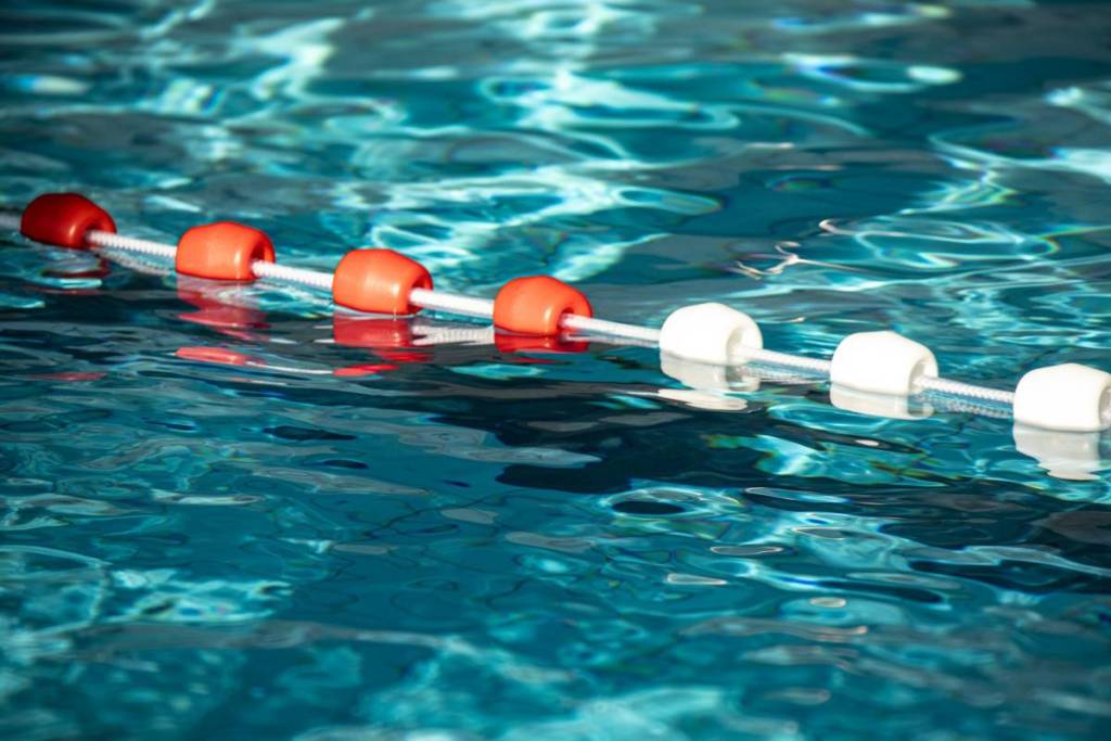 abtrennung im einem schwimmbecken