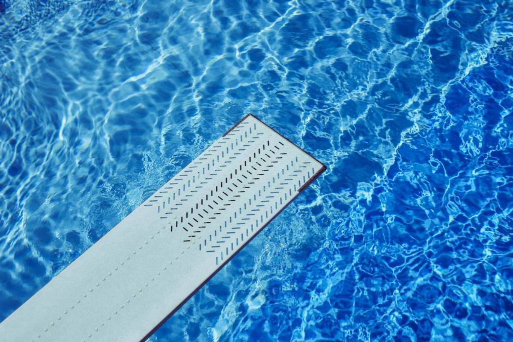 sprungbrett über einem schwimmbecken