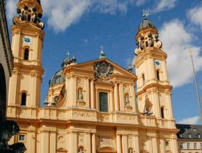 Klassik am Odeonsplatz: So erlebt Münchens fulminantes Open-Air-Ereignis mit Orchesterkonzerten zwischen Residenz und Theatinerkirche