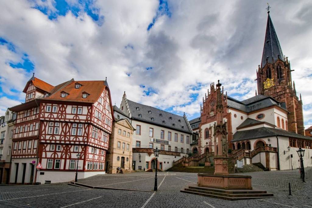 fachwerhäuser und basilika in der altstadt