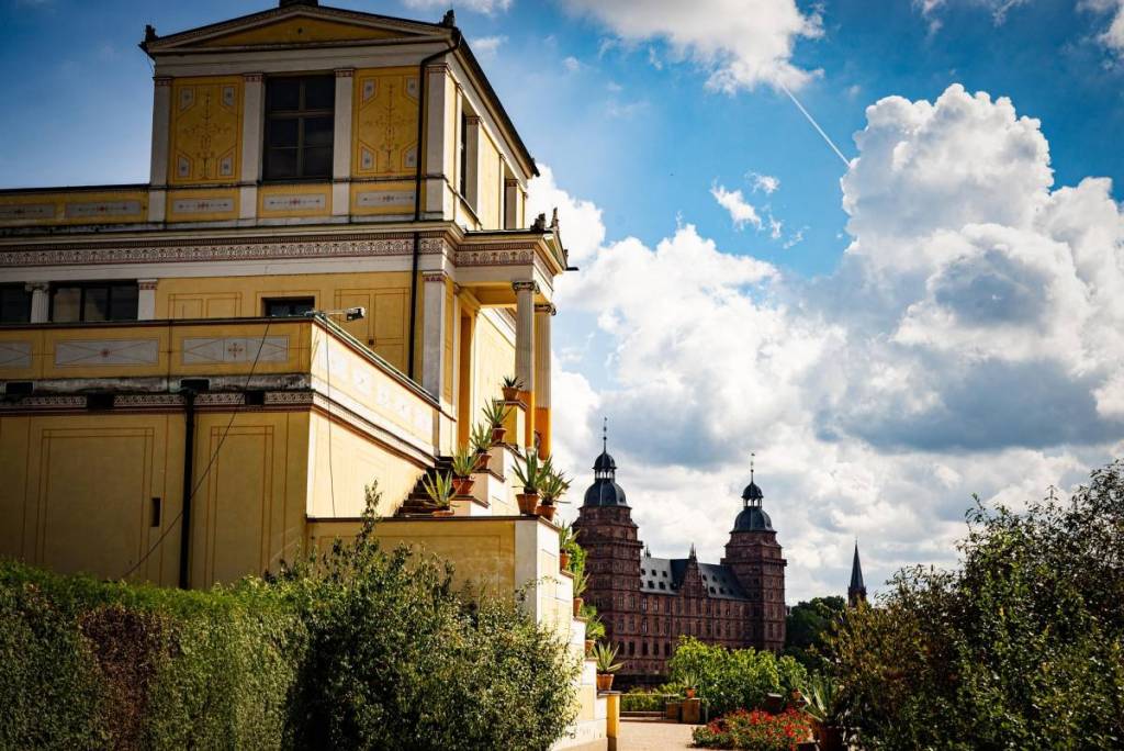 pompejanum mit schloss im hintergrund